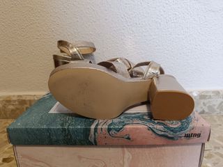 Sandalias de tacón con plataforma doradas
