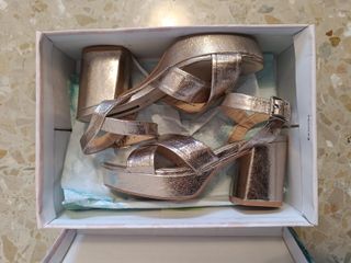 Sandalias de tacón con plataforma doradas