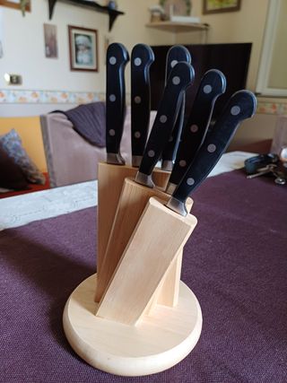 Ceppo con 6 coltelli. 