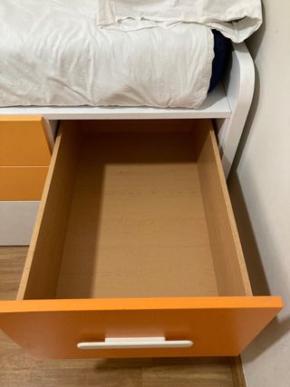 Cama individual doble y Mesa escritorio