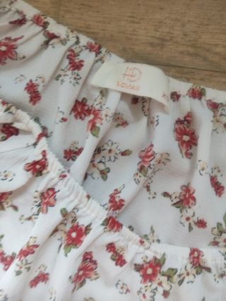 Blusa de flores sujeta en los hombros