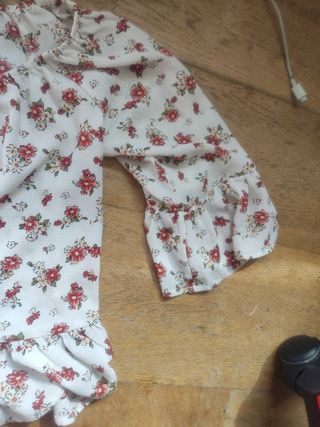 Blusa de flores sujeta en los hombros