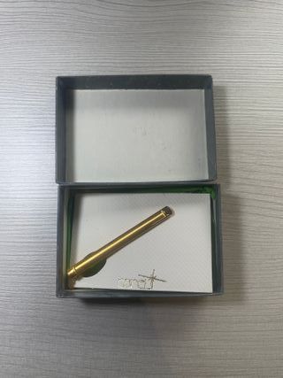 Alfiler de corbata dorado