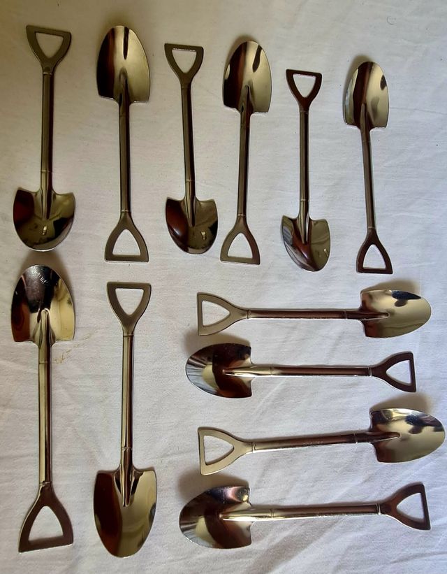 12 cucharas plateadas, pala