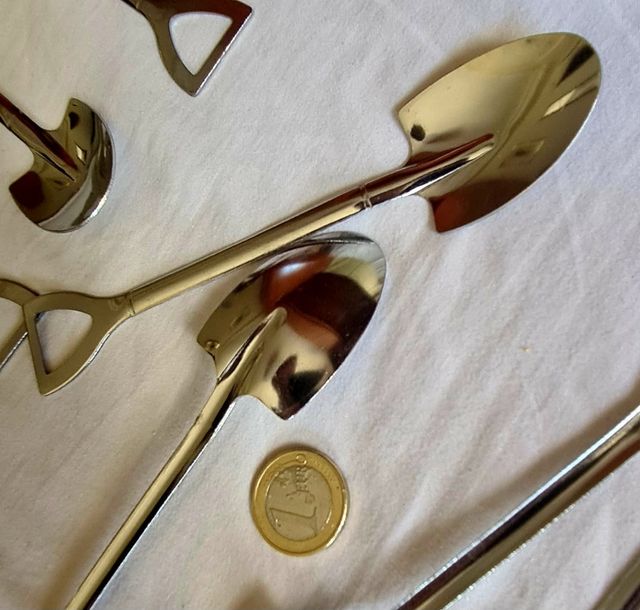 12 cucharas plateadas, pala