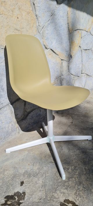 Silla escritorio fija.