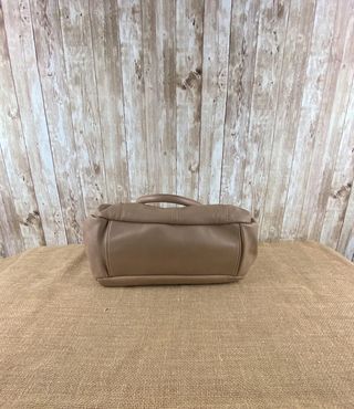 Coqueto bolso en beige. 