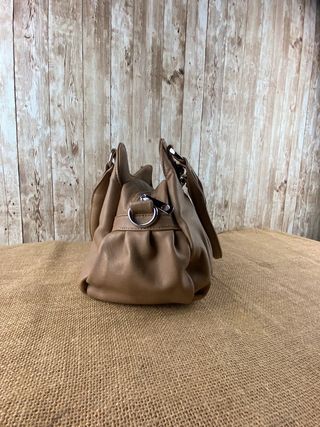 Coqueto bolso en beige. 