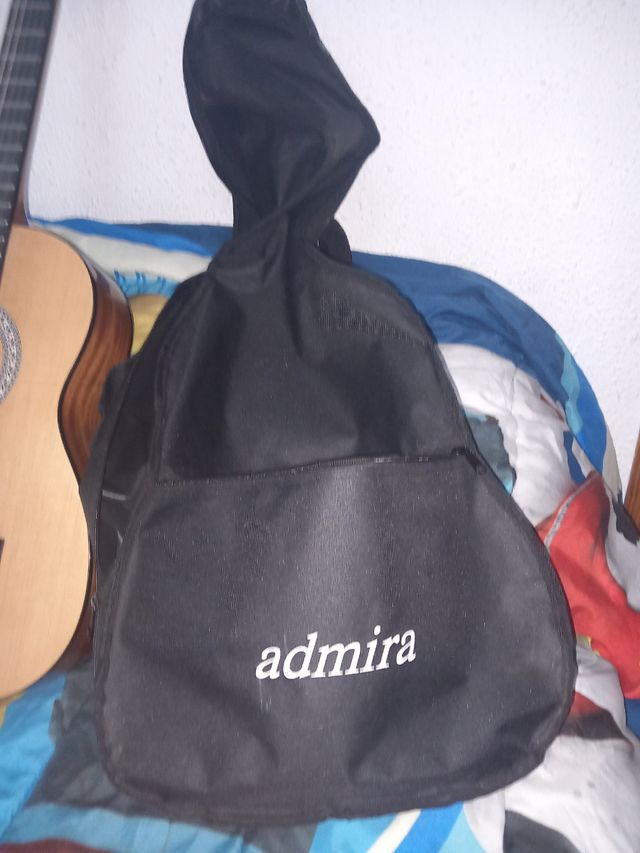 Guitarra admira casi nueva