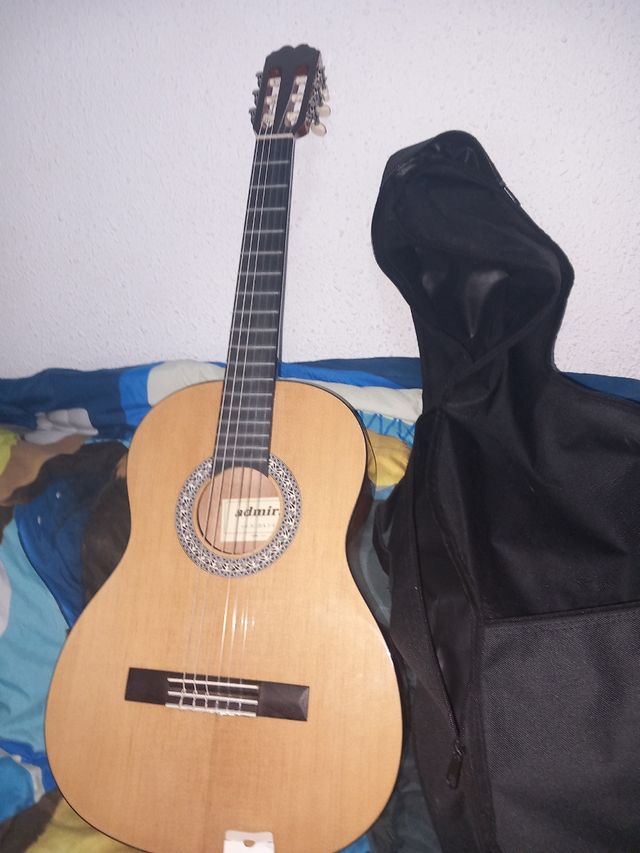 Guitarra admira casi nueva
