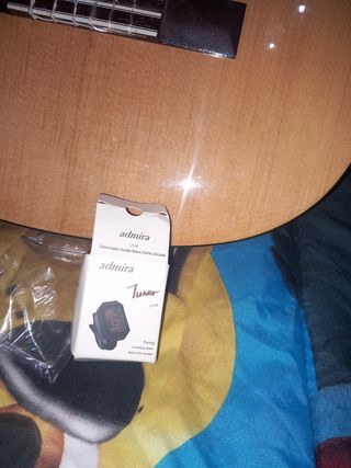 Guitarra admira casi nueva