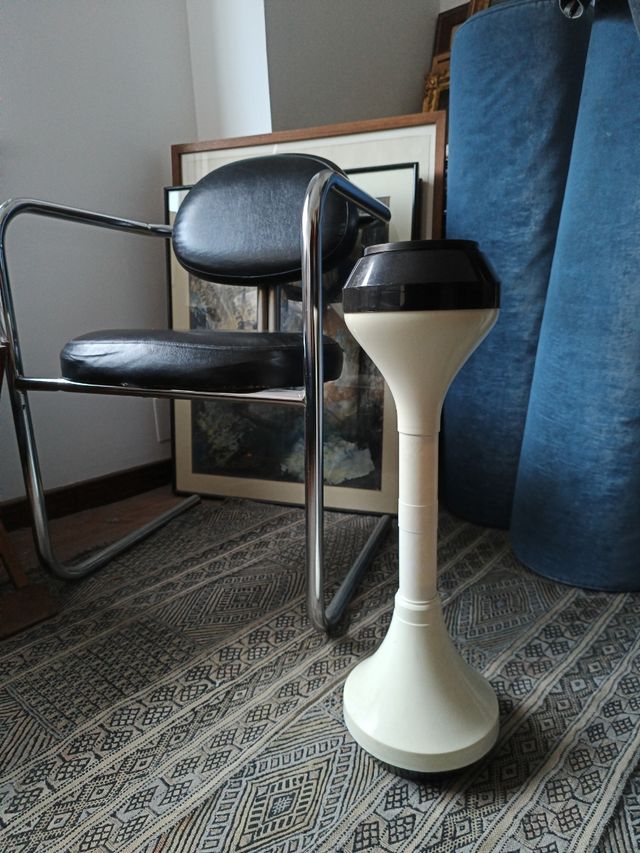 Cenicero de pie space age