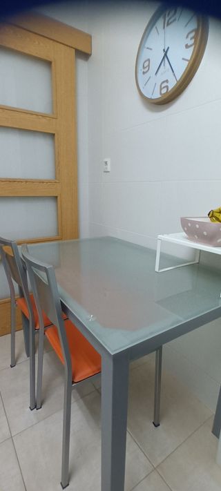 Mesa de cocina con 4 sillas polipiel