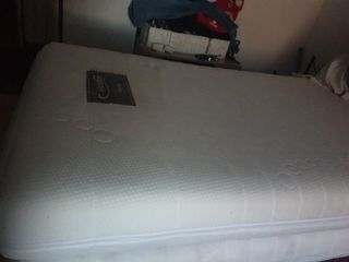 Cama articulada con colchón.