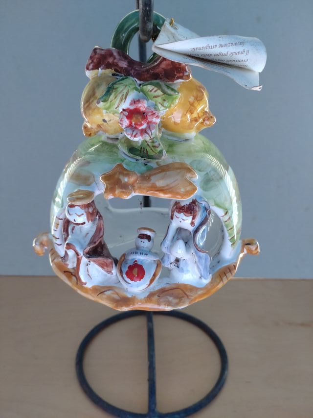 Portavelas suspendido de cerámica y hierro