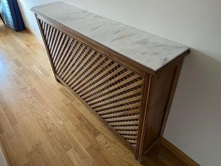 Cubre radiadores de roble, mármol y con puerta