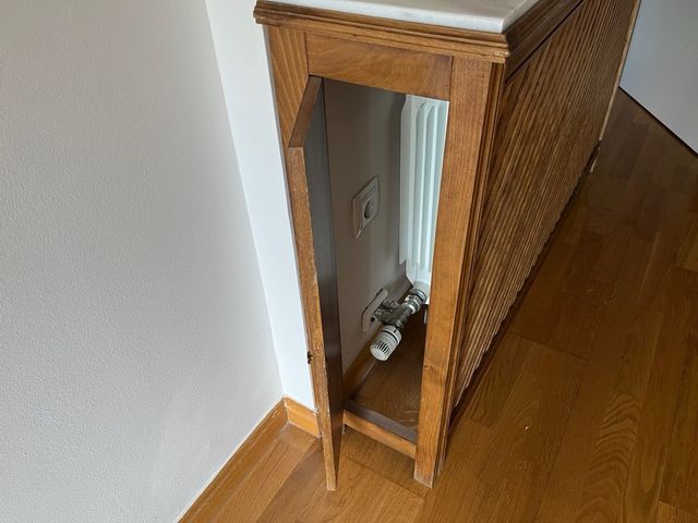 Cubre radiadores de roble, mármol y con puerta
