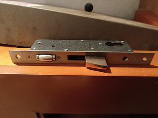 Cerradura de rodillo y palanca