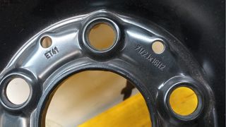 Llanta de chapa en 16 pulgadas Mercedes W210