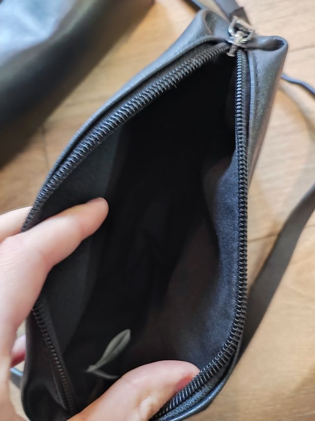 Bolso negro con tachuelas