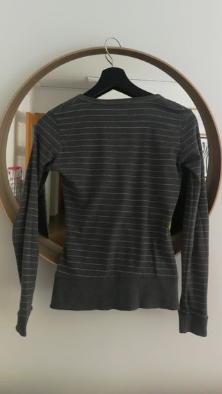 Camiseta gris de rayas plateadas