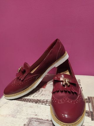 Zapato plano burdeos