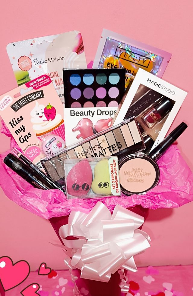 Ramos, conos de maquillaje y cosméticos