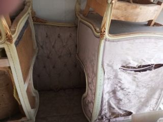 Sofá con 2 butacas y mesa redonda luis x