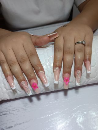 Hago uñas de acrílico pedicura semipermanente