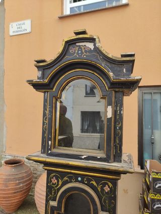 Caja de reloj pintada y policromada