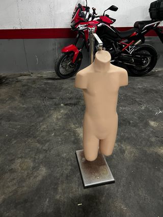 Maniqui de niño, de fibra.