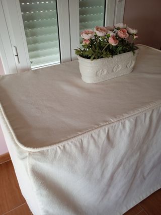 Mesa camilla con paño de chenilla crema
