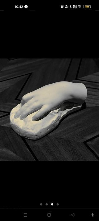 Mano de mujer en escayola