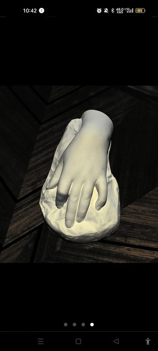 Mano de mujer en escayola