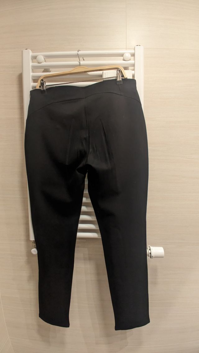 Pantalón negro pitillo elástico.
