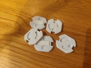 Cerradura armario y enchufes