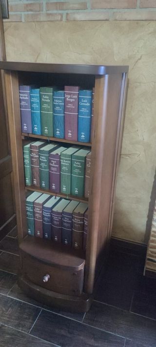 Mueble tv, vitrinas y mesa