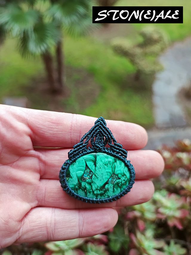 Collana con ciondolo in macrame con malachite