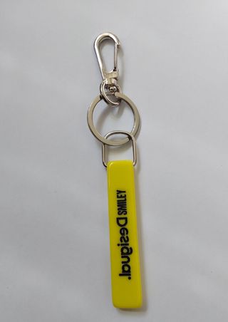 Llavero amarillo smile desigual