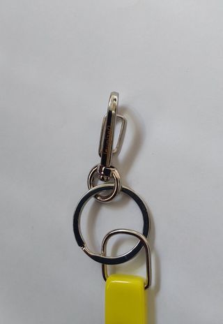 Llavero amarillo smile desigual