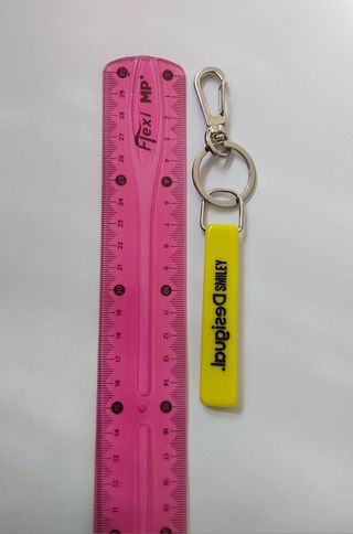 Llavero amarillo smile desigual