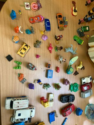 Figuras Kinder y otras variadas