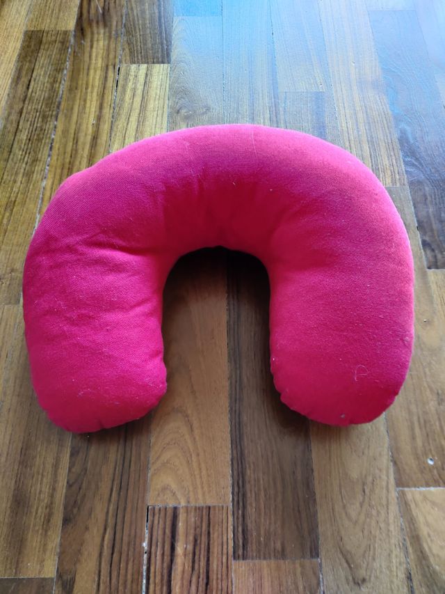Cuscino rosso per il collo da viaggio