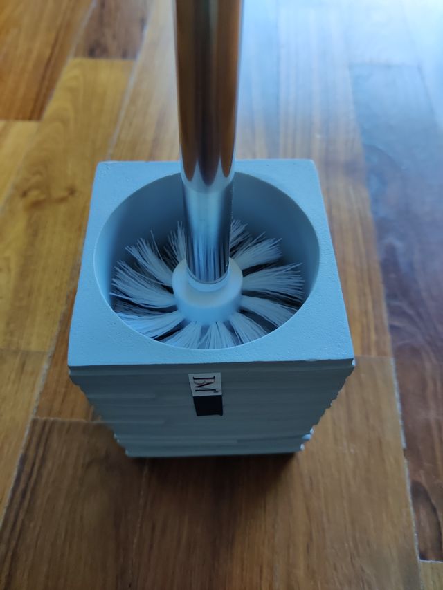 Scopettone per gabinetto nuovo