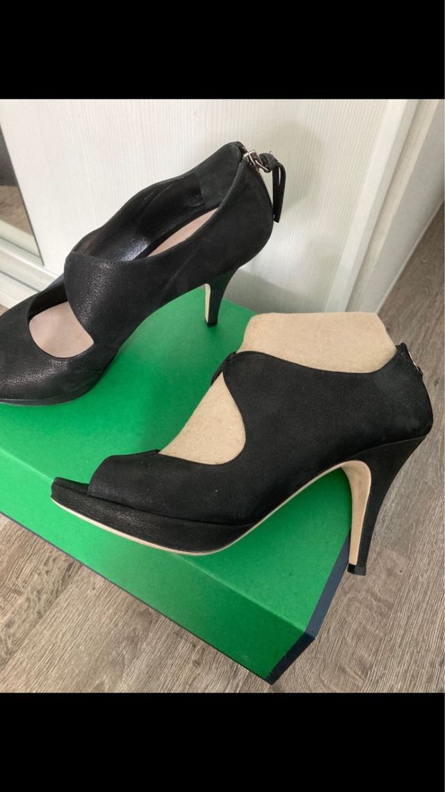 Zapatos con tacon de puel