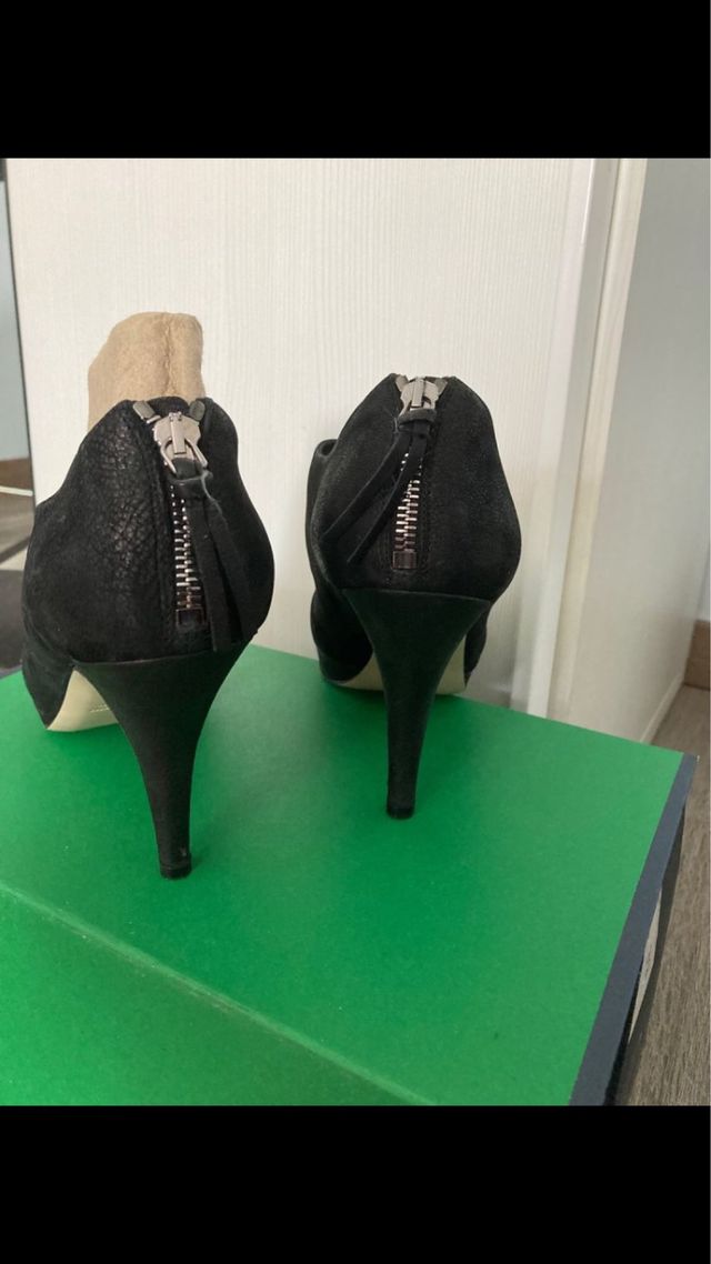 Zapatos con tacon de puel