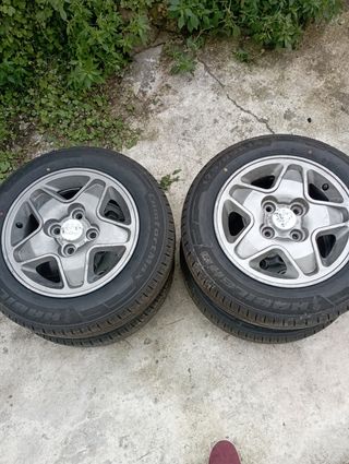 Llantas en 14 pulgadas con neumáticos nuevos 