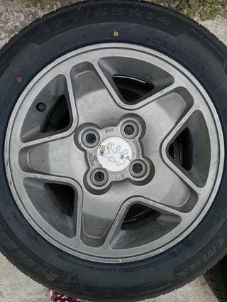 Llantas en 14 pulgadas con neumáticos nuevos 