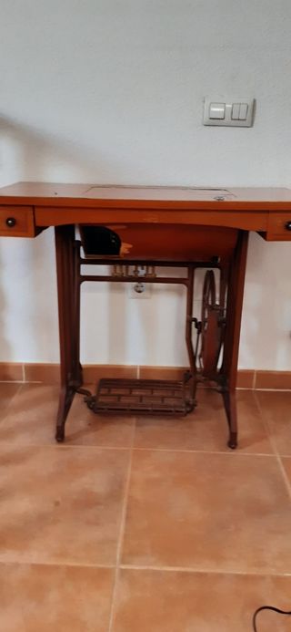 MAQUINA DE COSER ANTIGUA