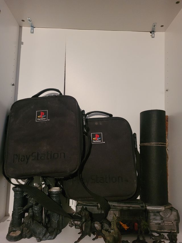 PlayStation 1 i 2 juntas con sus mochilas.